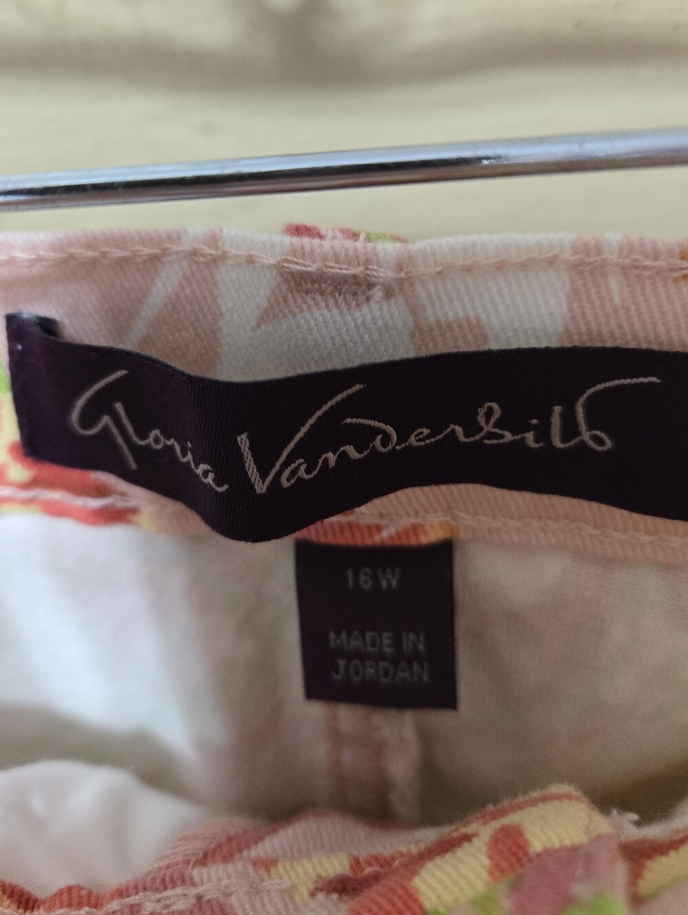 Gloria Vanderbilt Amanda Spring Floral Capri Jeans GUC Size: 16W - Picture 3 of 5